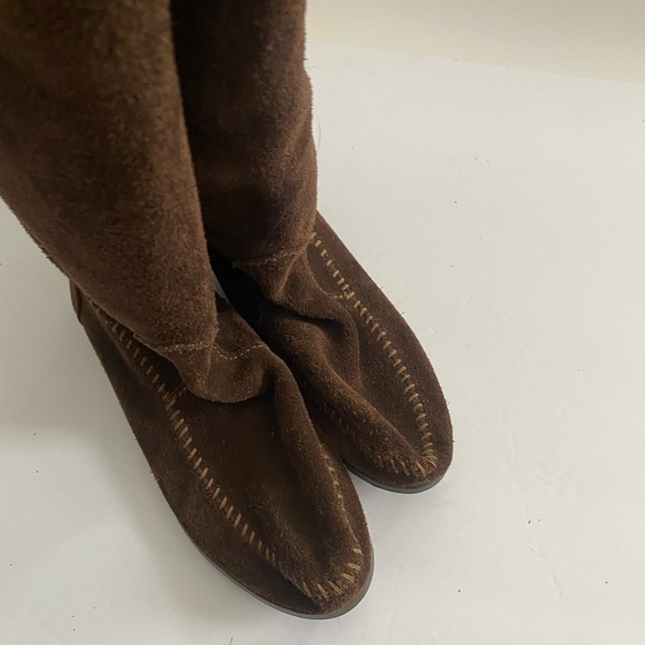 NWOT Minnetonka Suede Tall Brown Fringe Moccasin Boots - Picture 4 of 11
